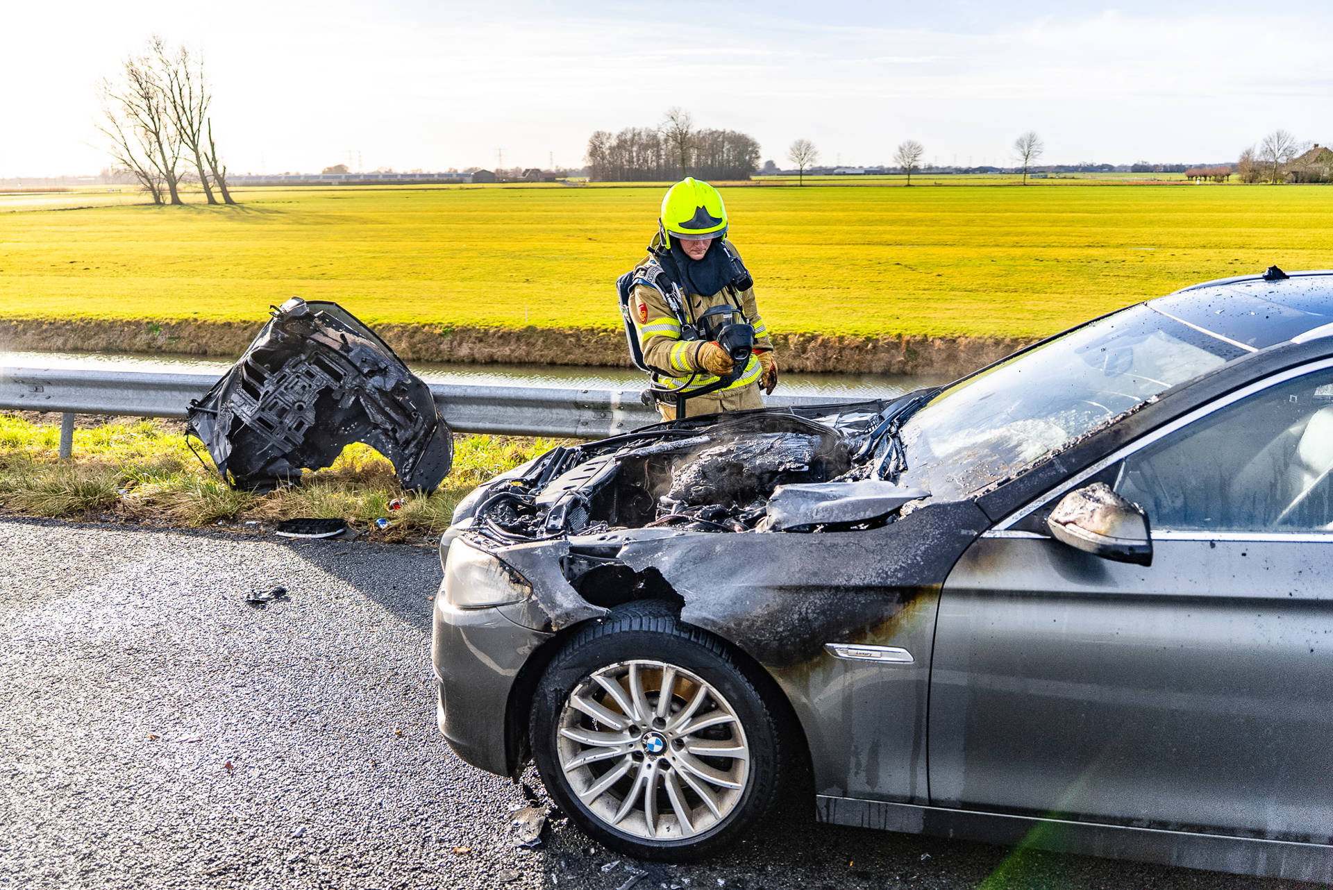 Auto vliegt in brand op snelweg