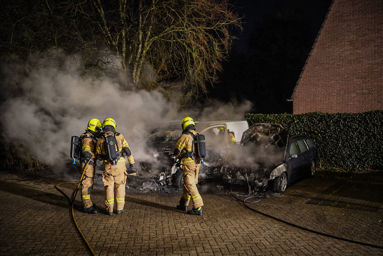 Meerdere voertuigen uitgebrand na felle autobrand