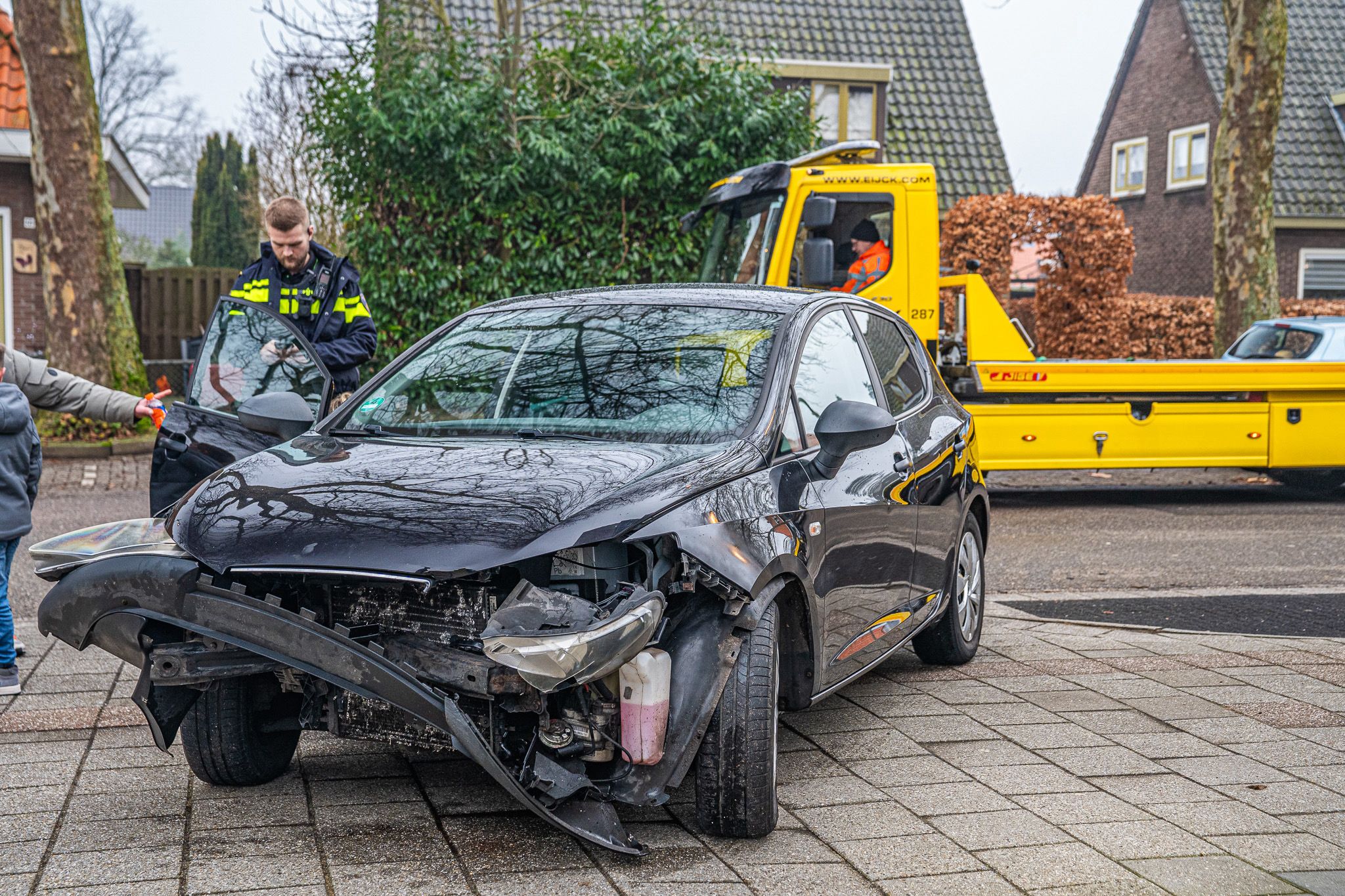 Frontale aanrijding tussen twee auto’s bij verlaten parkeerplaats