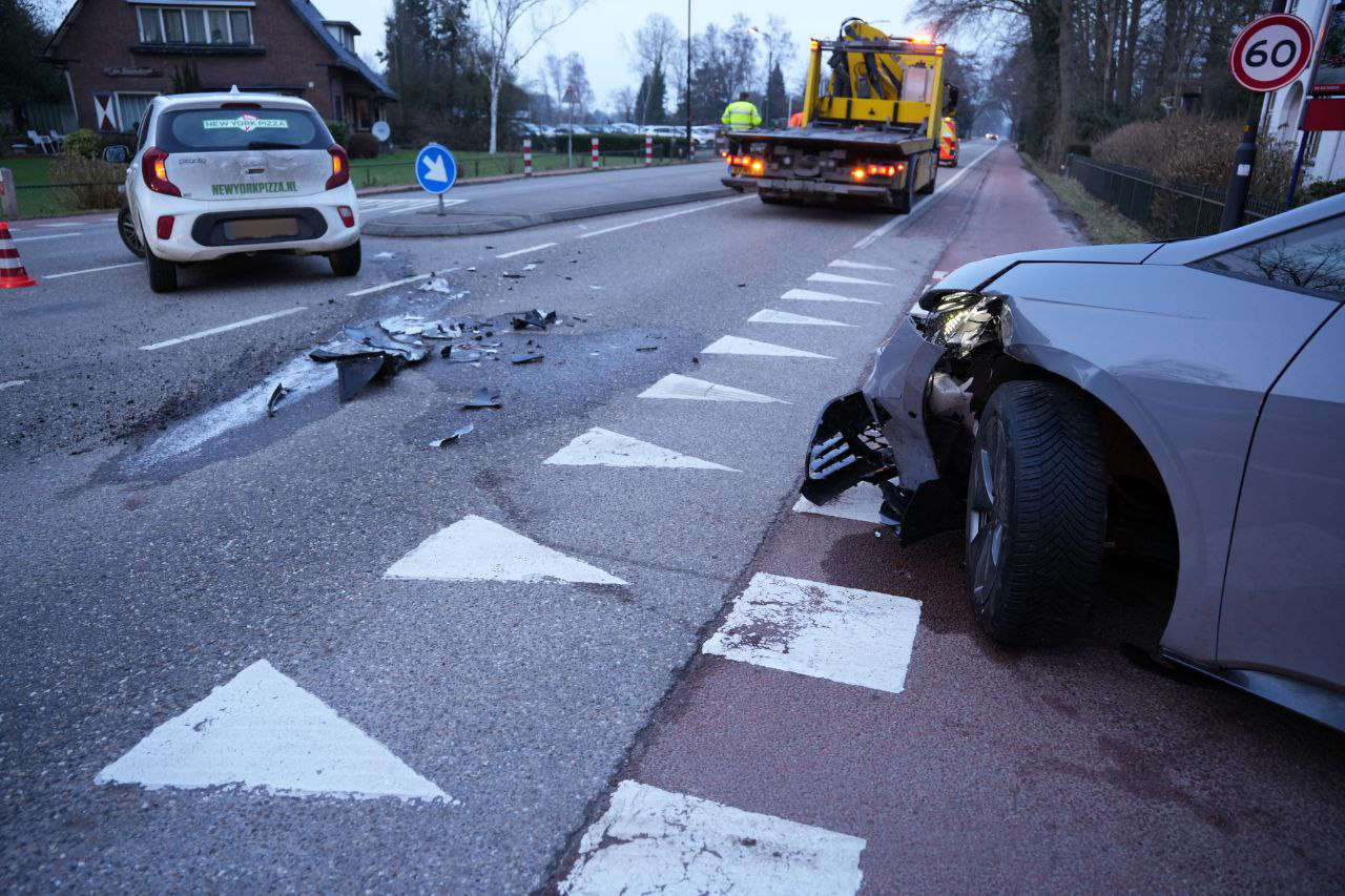Pizzabezorger deelt pizza’s uit na botsing