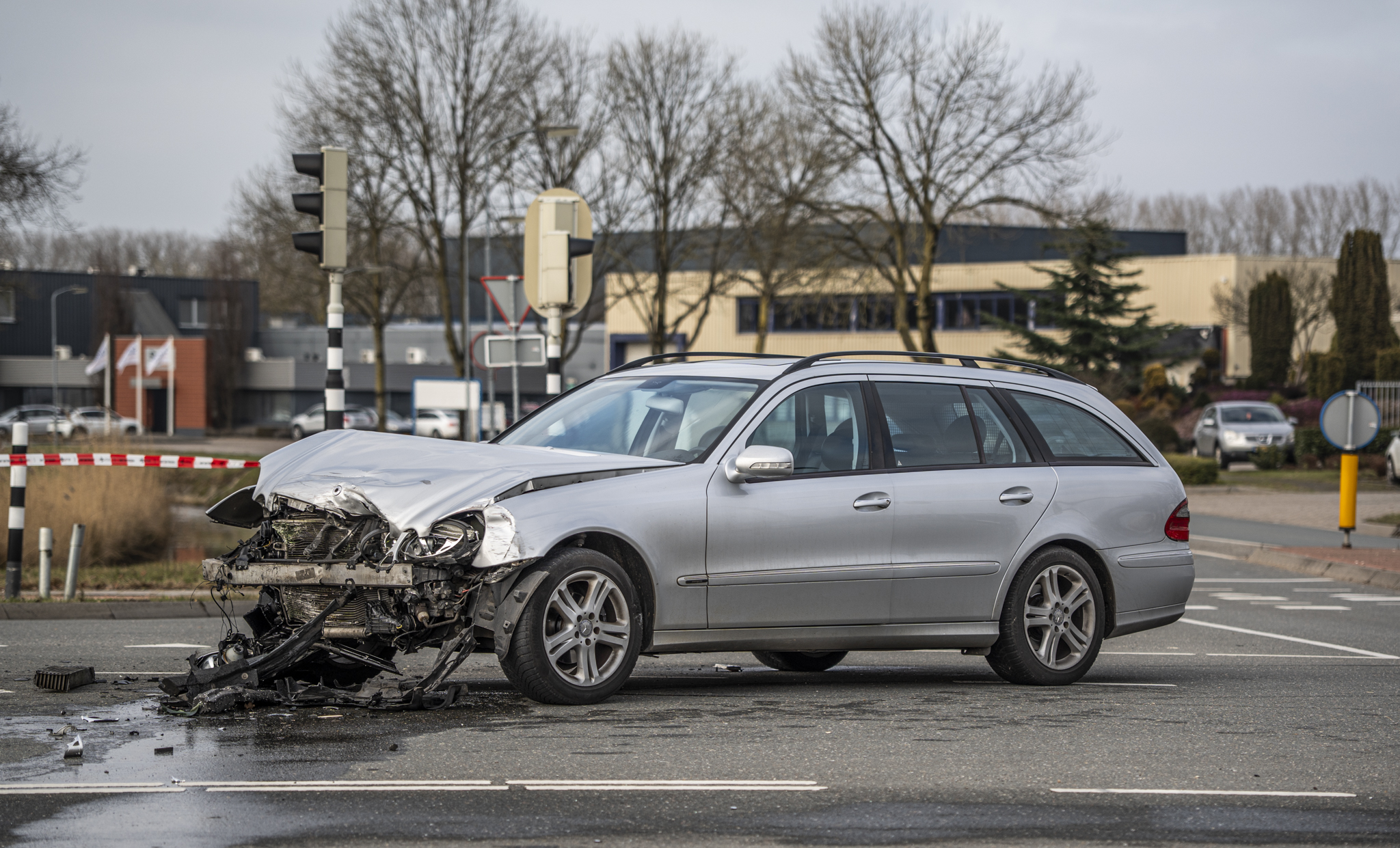 Twee auto’s total loss na botsing op kruising