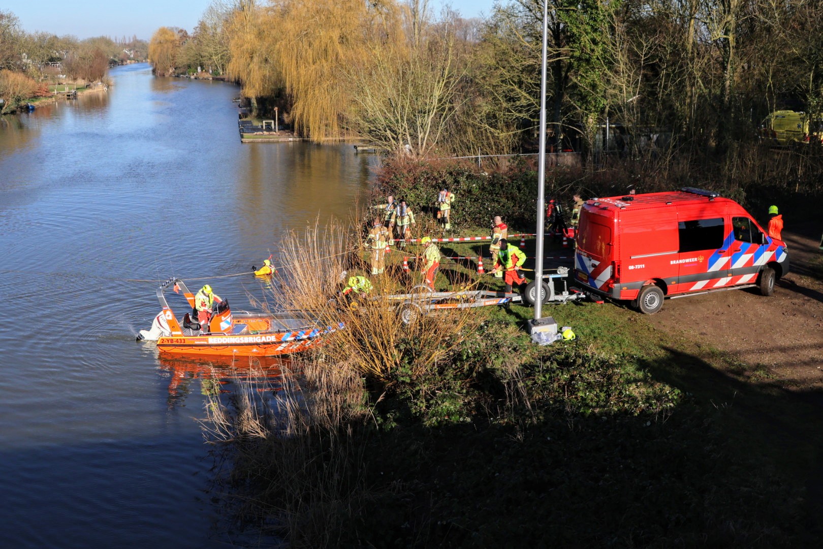 Zoekactie in rivier na melding voertuig te water