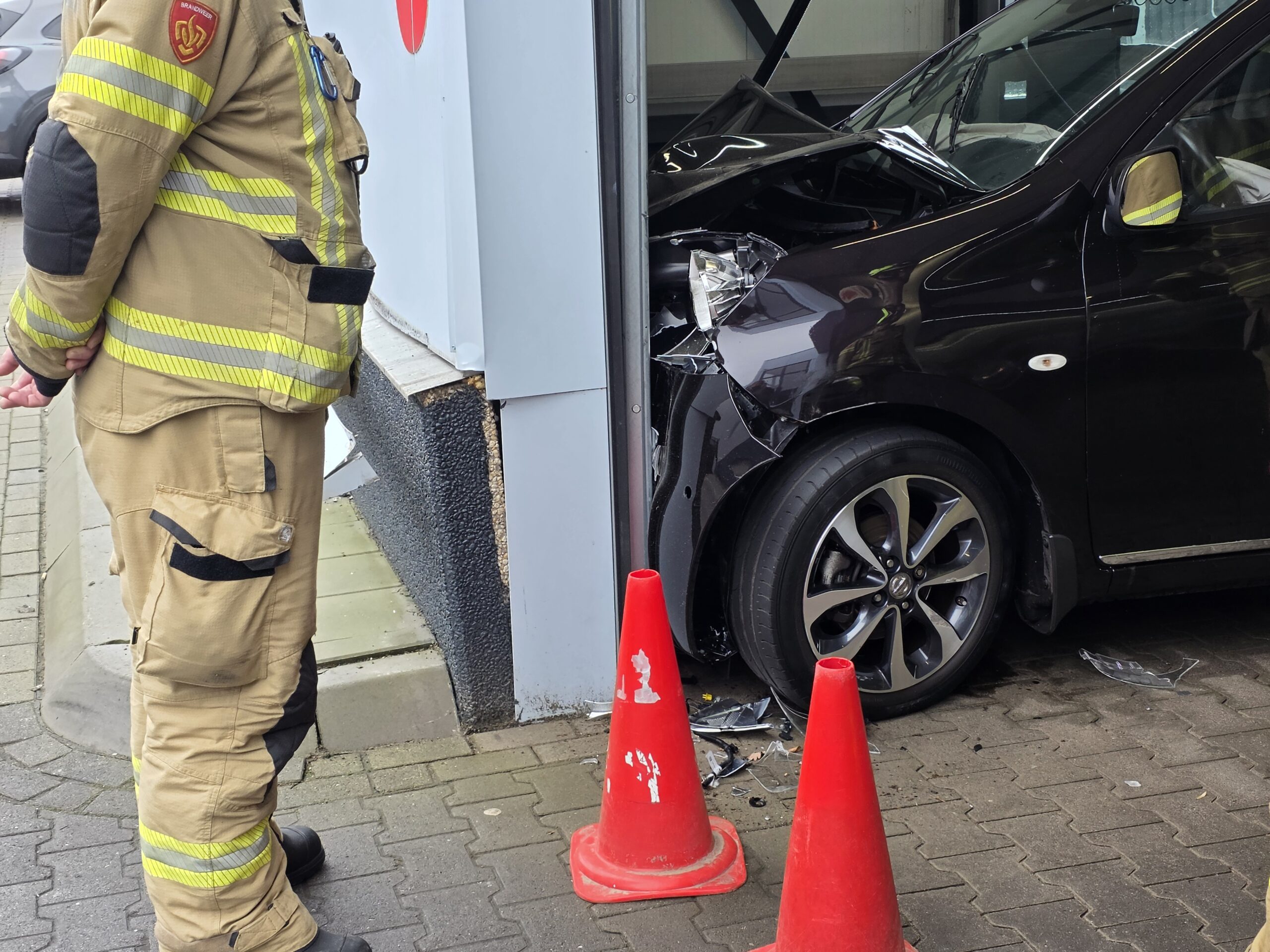 Auto botst tegen gevel van wasstraat