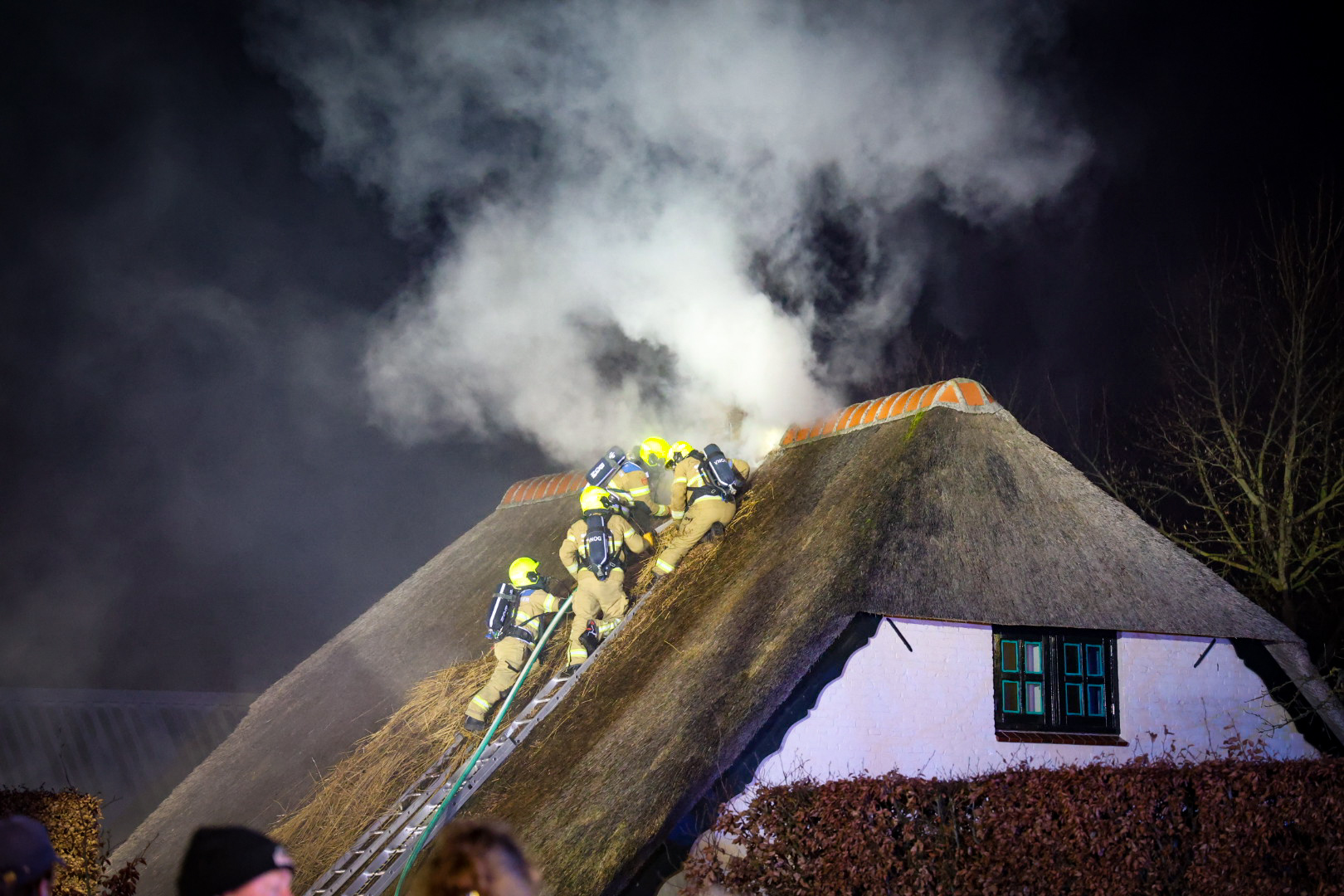 Grote schade na uitslaande brand in rieten kap van woning