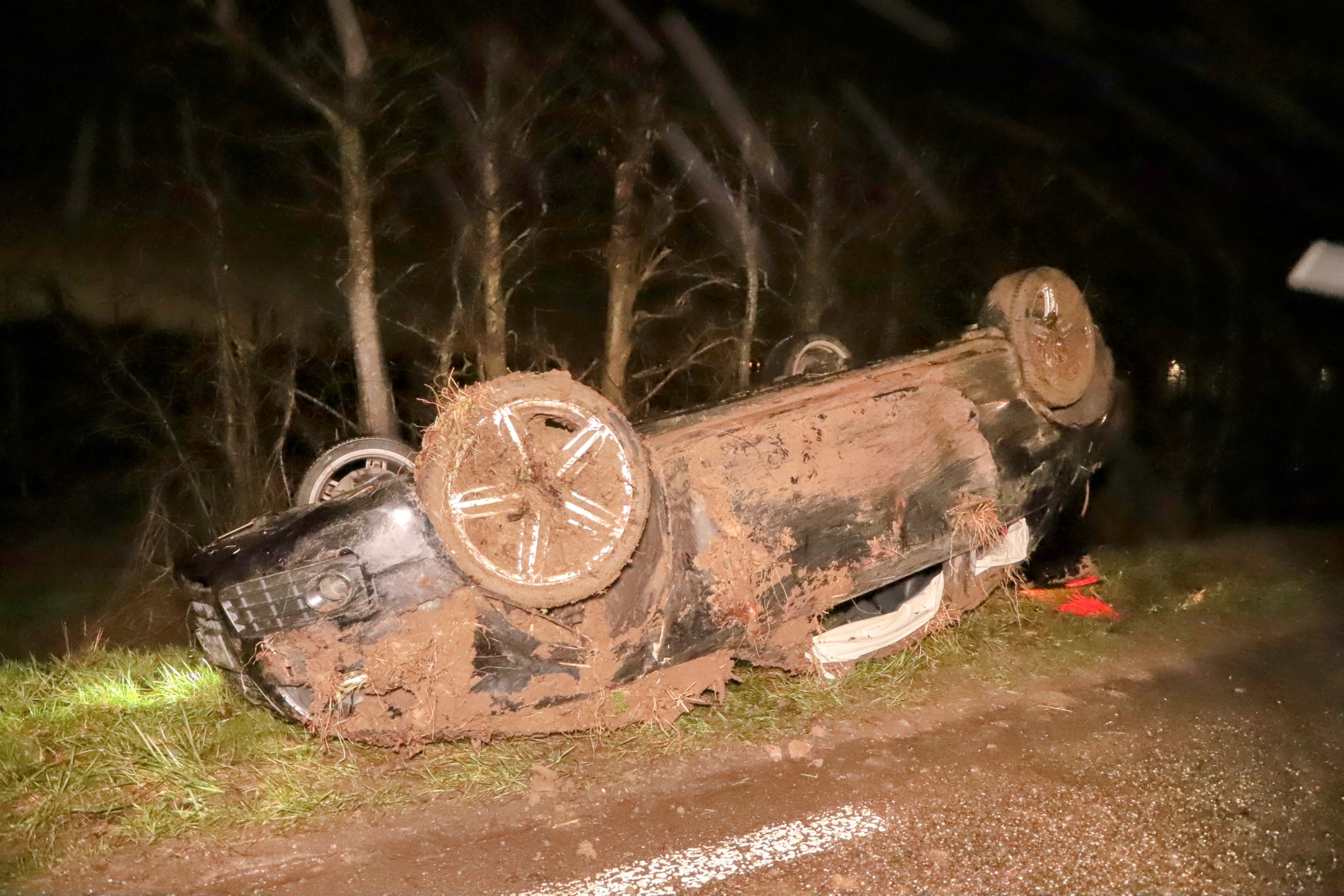 Auto slaat over de kop en belandt in sloot