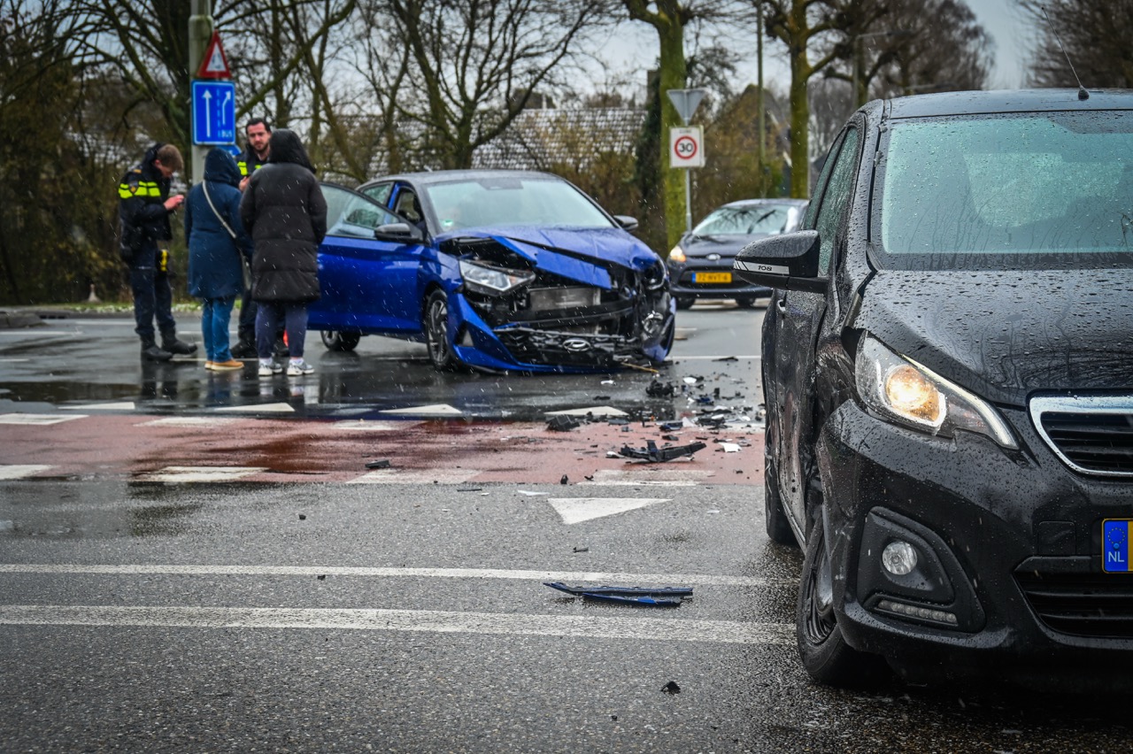 Twee auto’s zwaar beschadigd na botsing