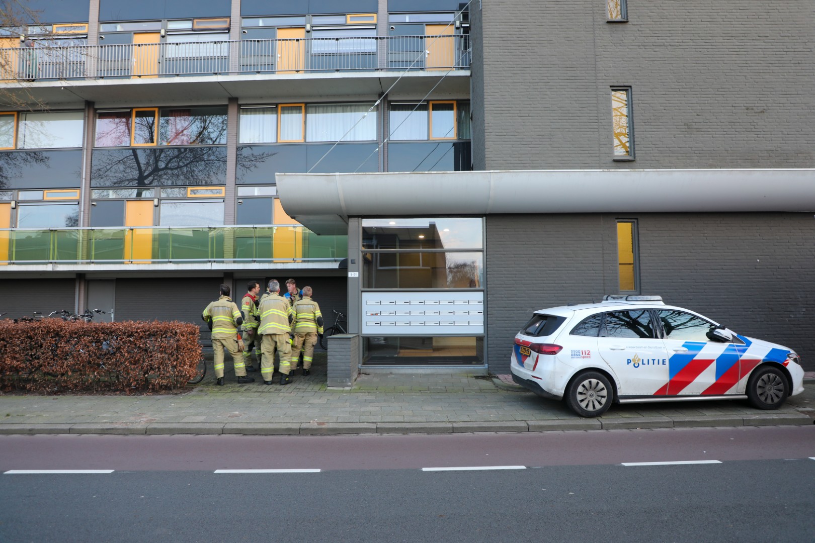 Brandweer breekt woning open na forse wateroverlast in flat