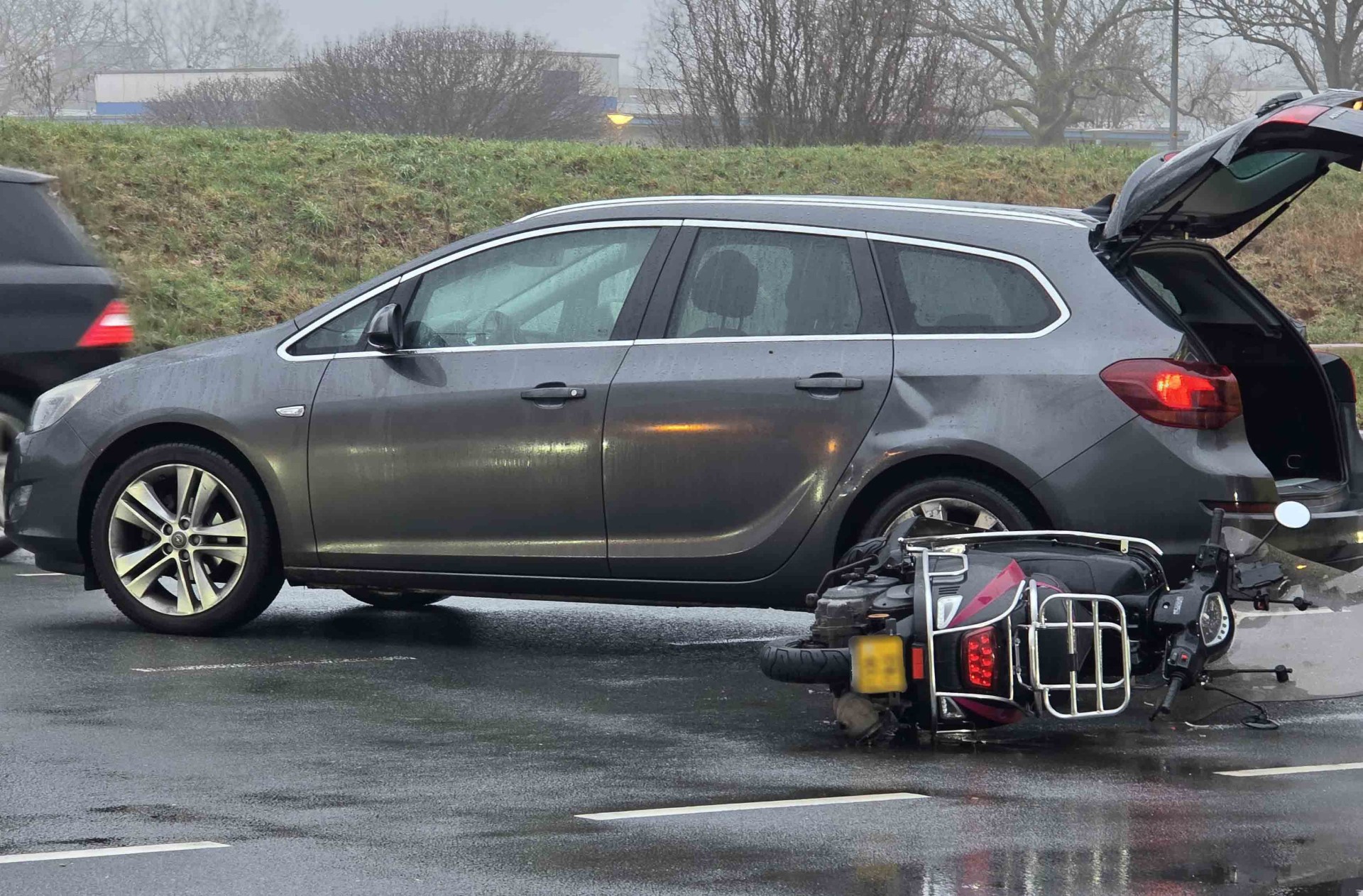 Scooterrijdster gewond na botsing met auto