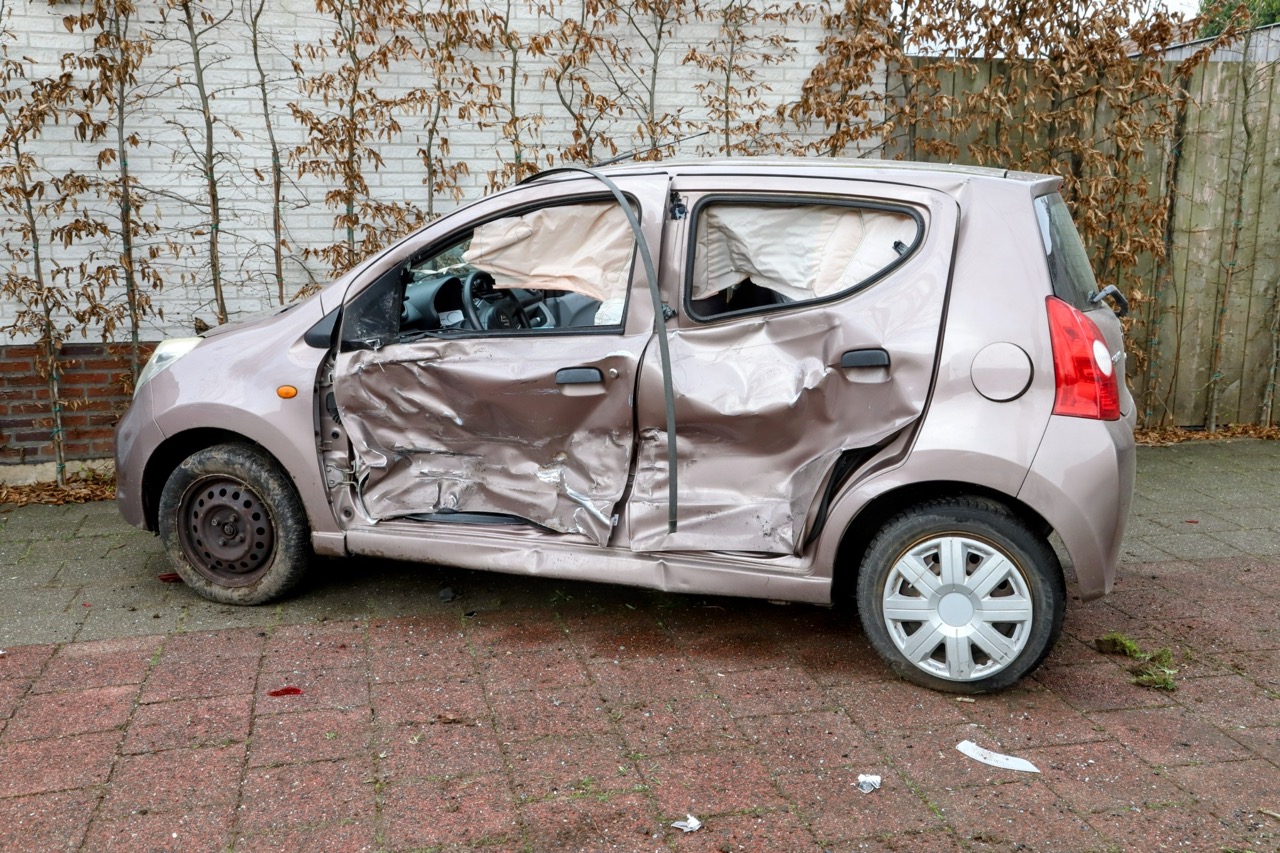Automobilist verliest controle over het stuur en botst op geparkeerde auto