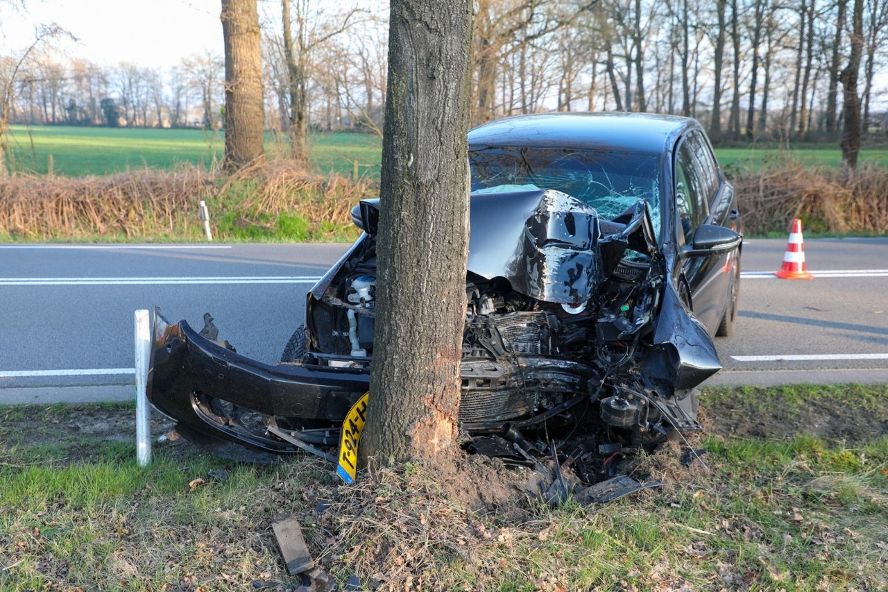 Automobilist botst frontaal tegen boom