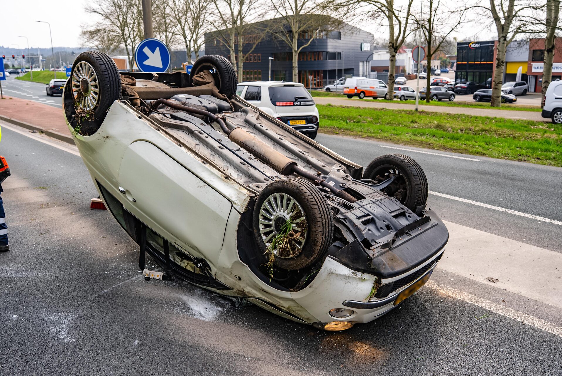 Auto op z’n kop bij ongeval