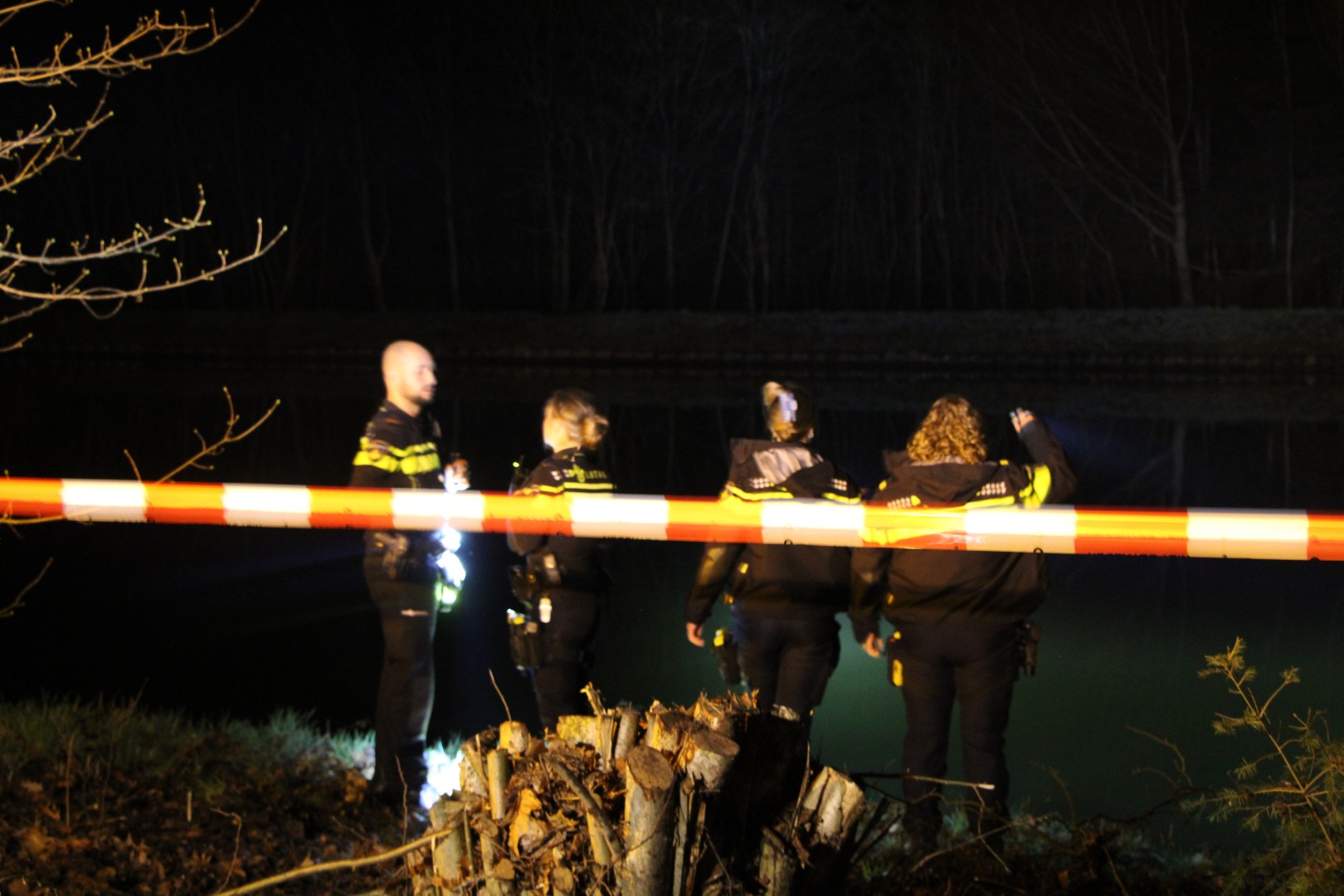Auto belandt diep in water, bestuurder zwemt zelf naar de kant