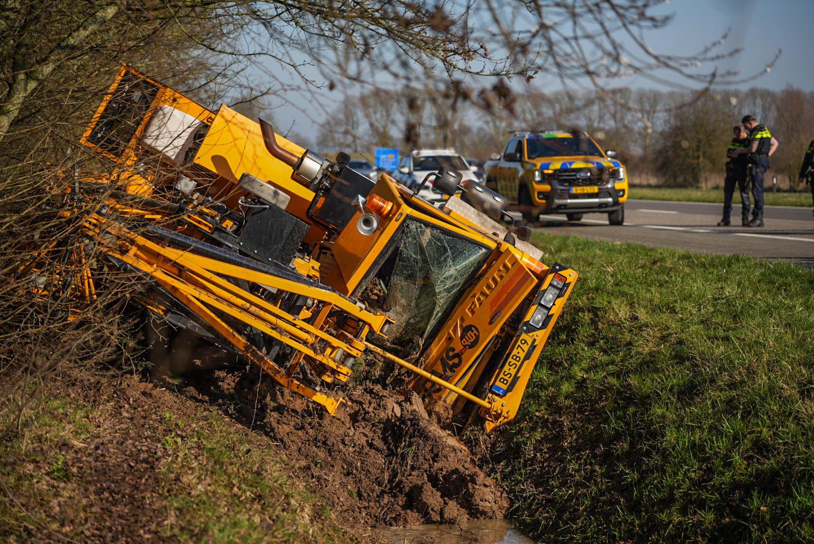 Kraanwagen belandt in sloot en zorgt voor file