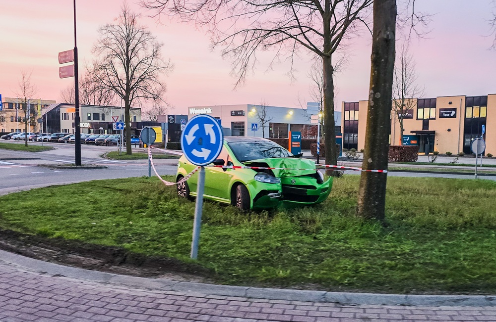 Auto botst tegen boom op rotonde, bestuurder spoorloos