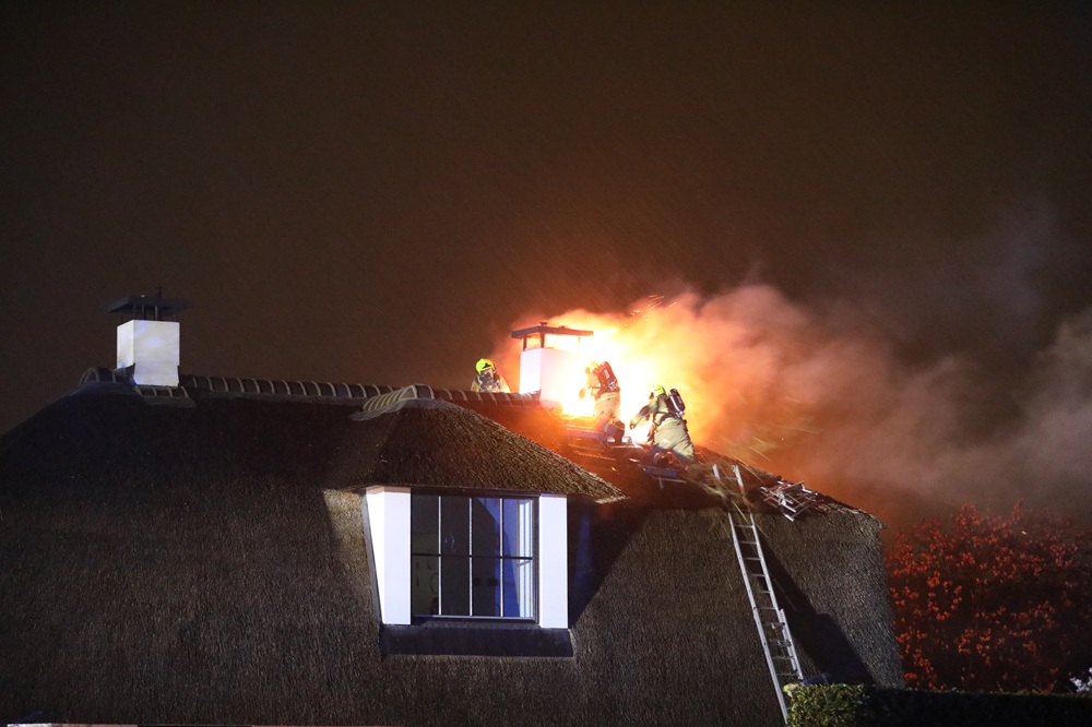 Uitslaande brand bij vrijstaande woning met rieten dak