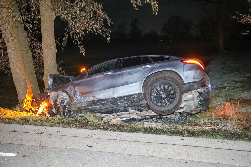 Dronken automobilist crasht tegen boom