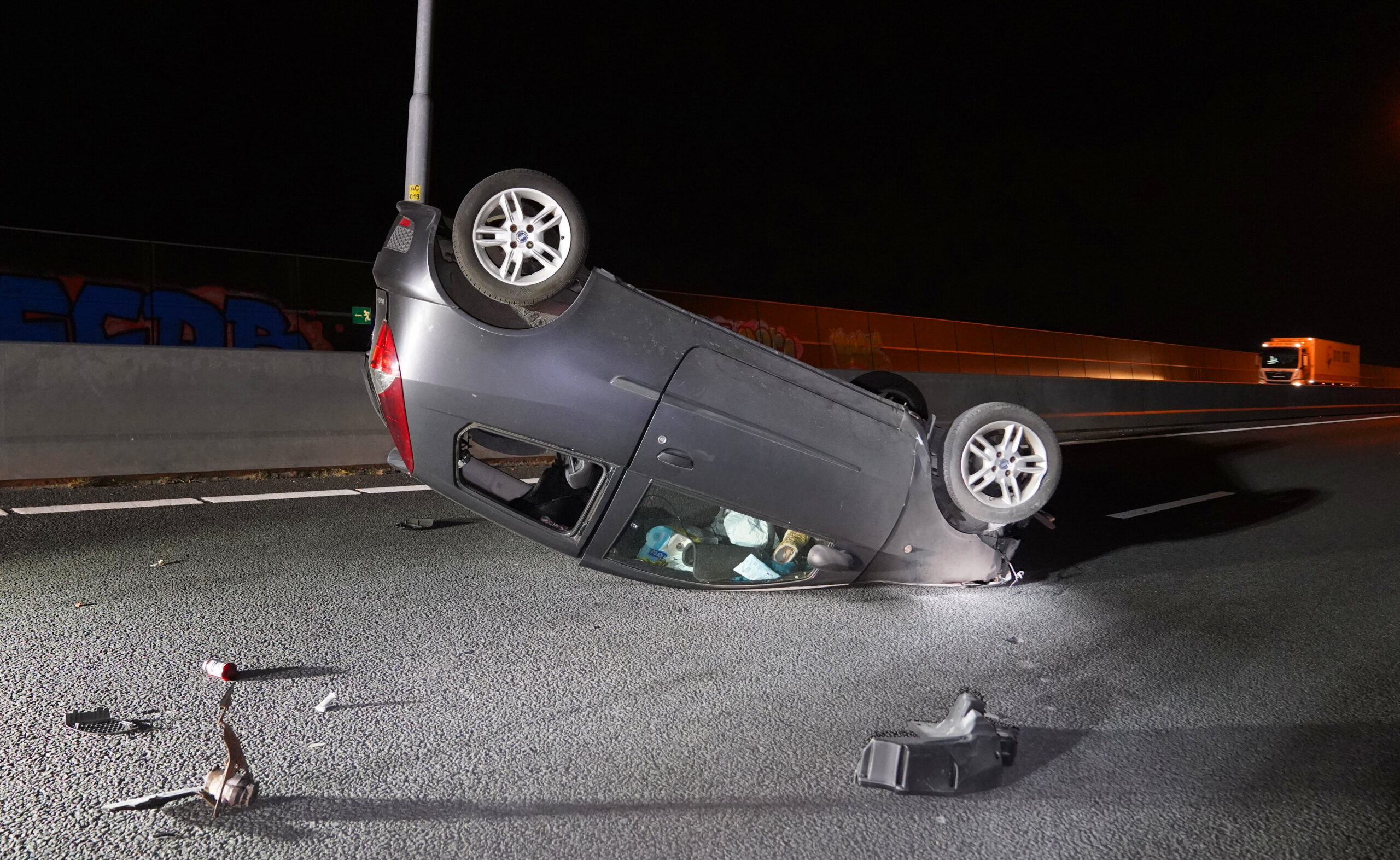 Auto slaat over de kop op snelweg
