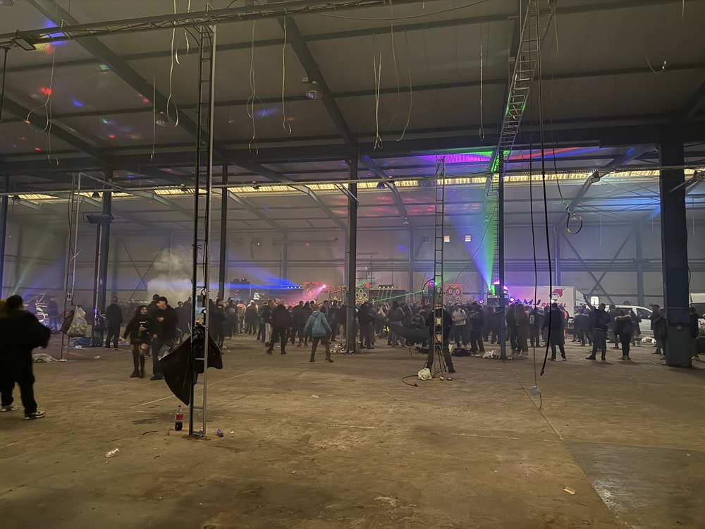 Politie paraat bij illegale houseparty in leegstaand fabriekspand