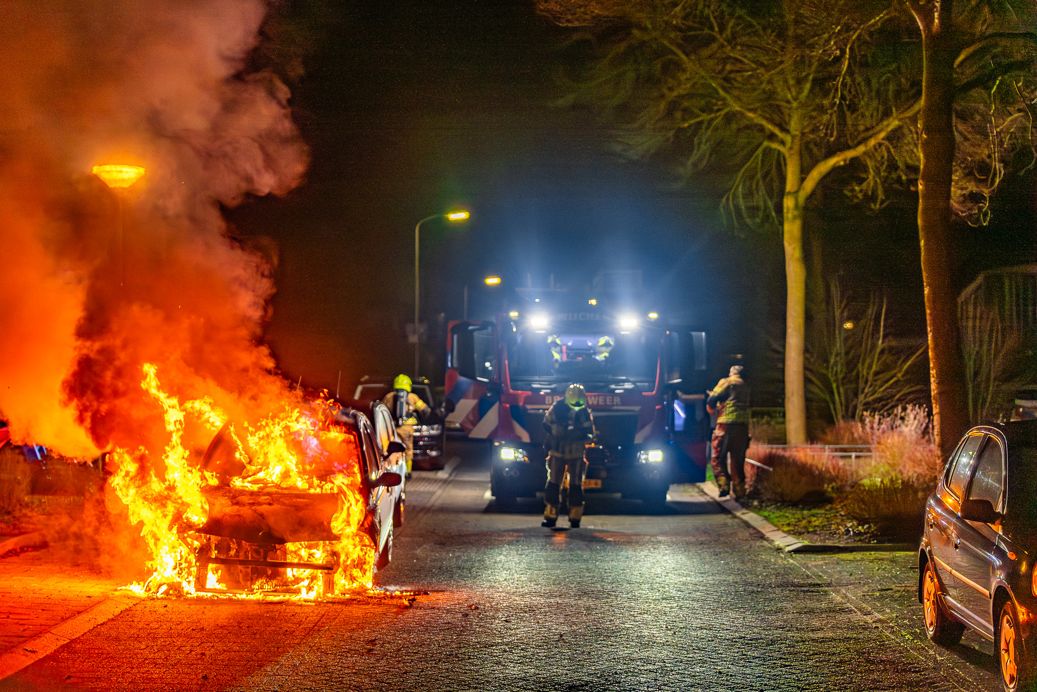 Auto in lichterlaaie na harde knal