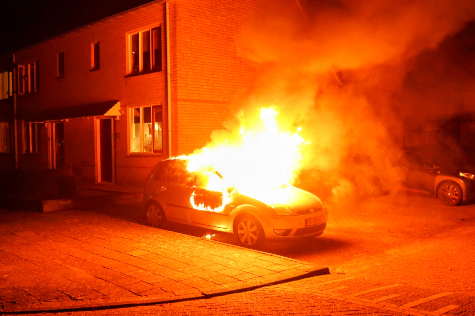Geparkeerde auto uitgebrand, politie onderzoekt oorzaak