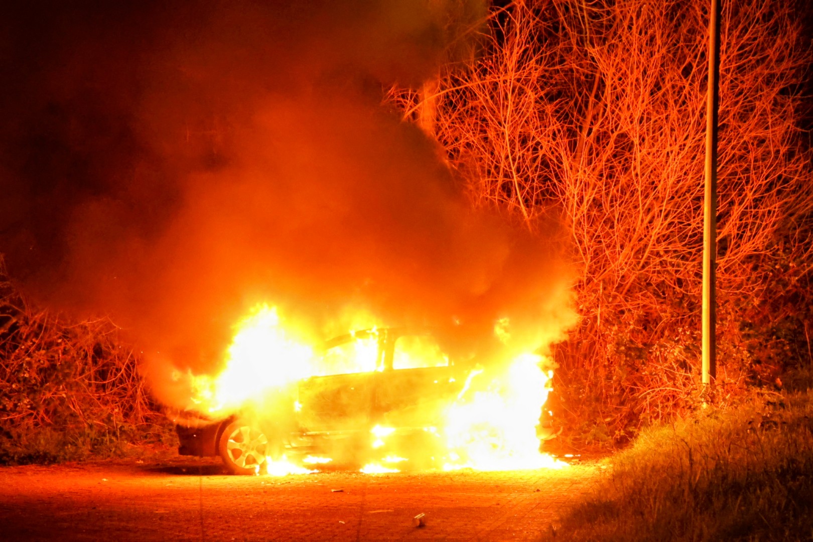 Auto in lichterlaaie, mogelijk brandstichting