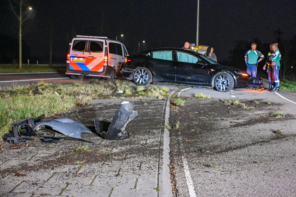 Veel schade na botsing tussen twee auto’s op kruising