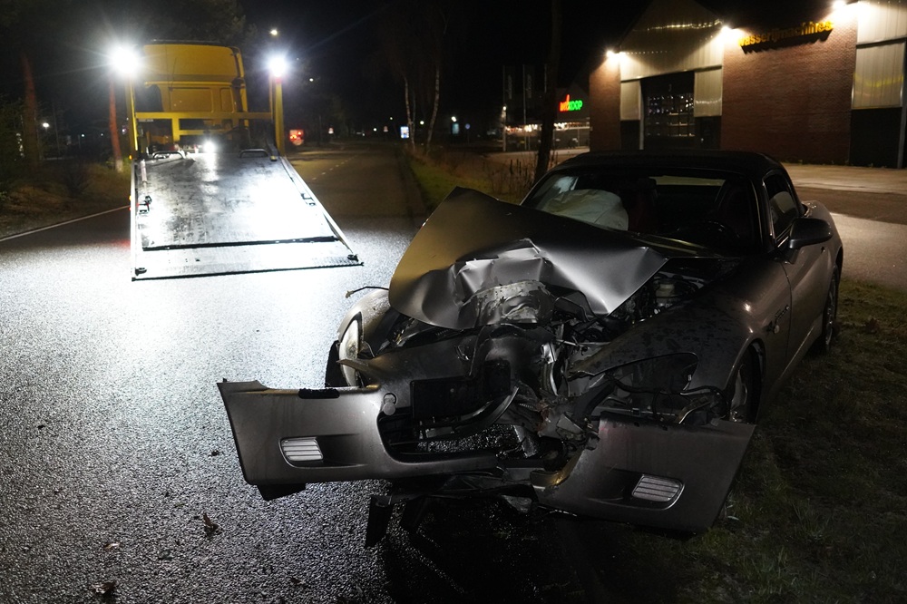 Automobilist aangehouden na botsing tegen boom