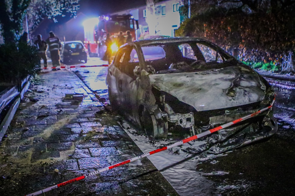 Auto uitgebrand in Rheden, politie onderzoekt oorzaak