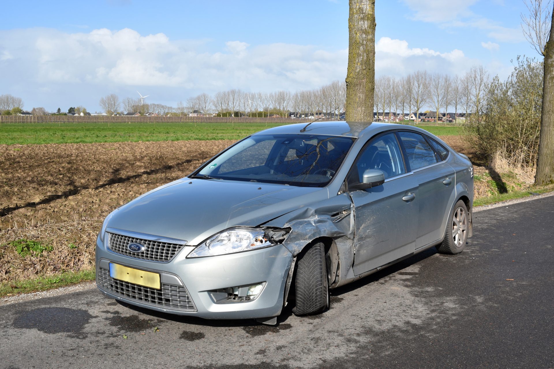 Bestuurster gewond na aanrijding met bedrijfsbus