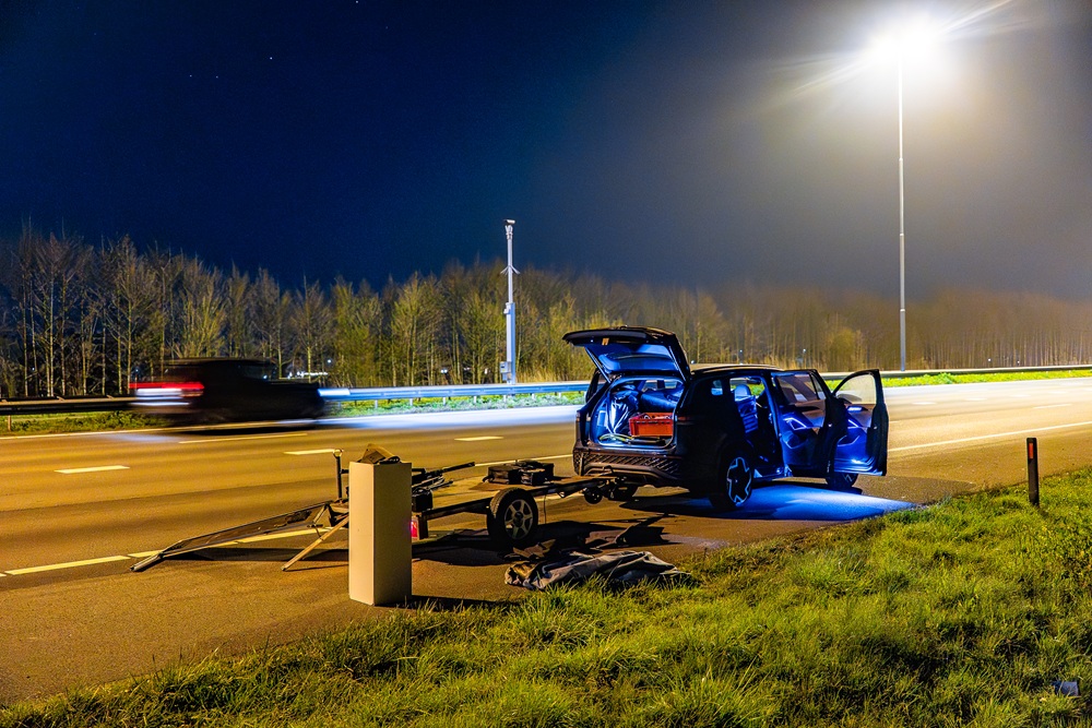 Aanhangwagen vol dj-apparatuur valt uit elkaar op snelweg