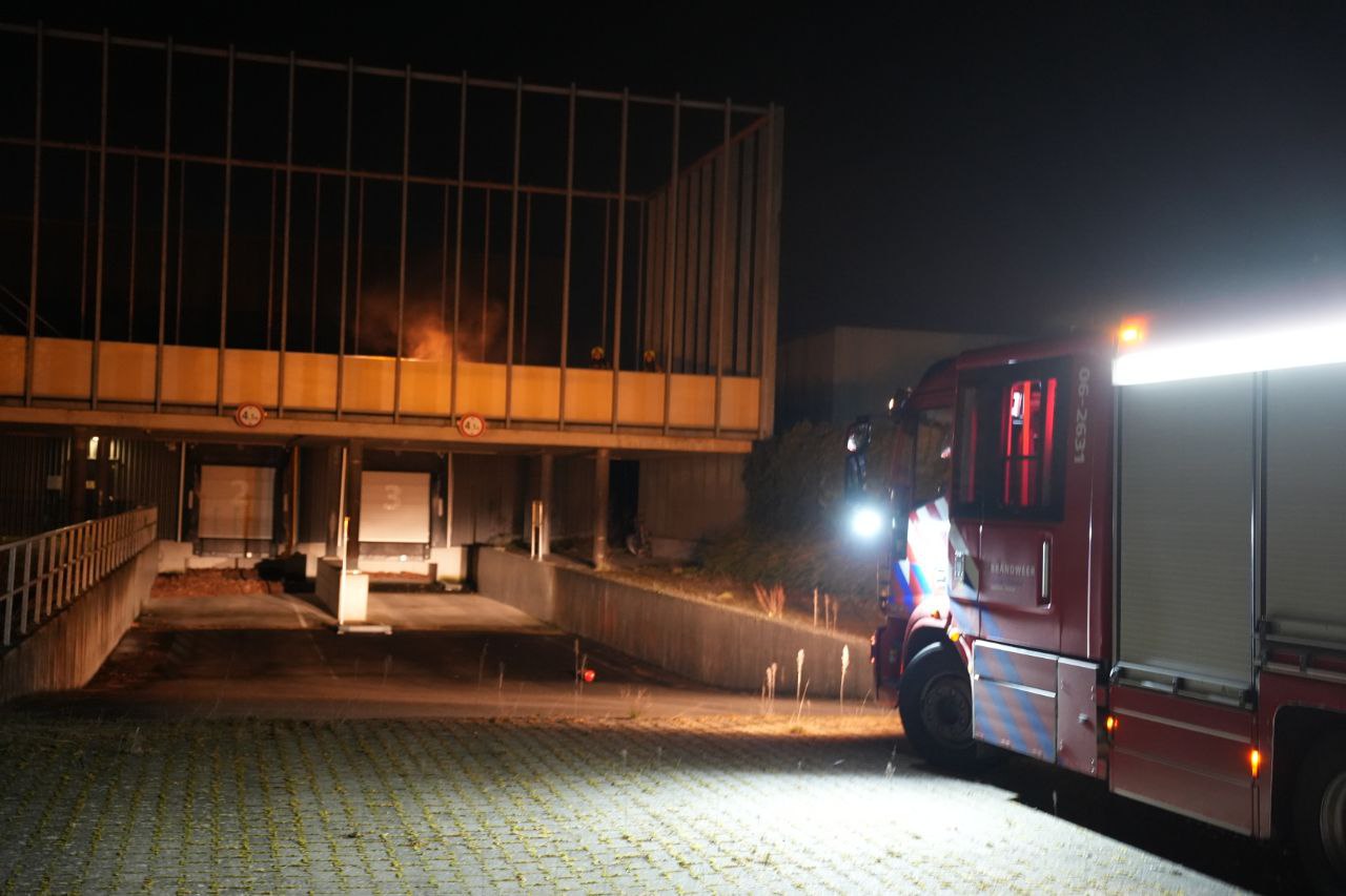 Brand op dak van leegstaand pand