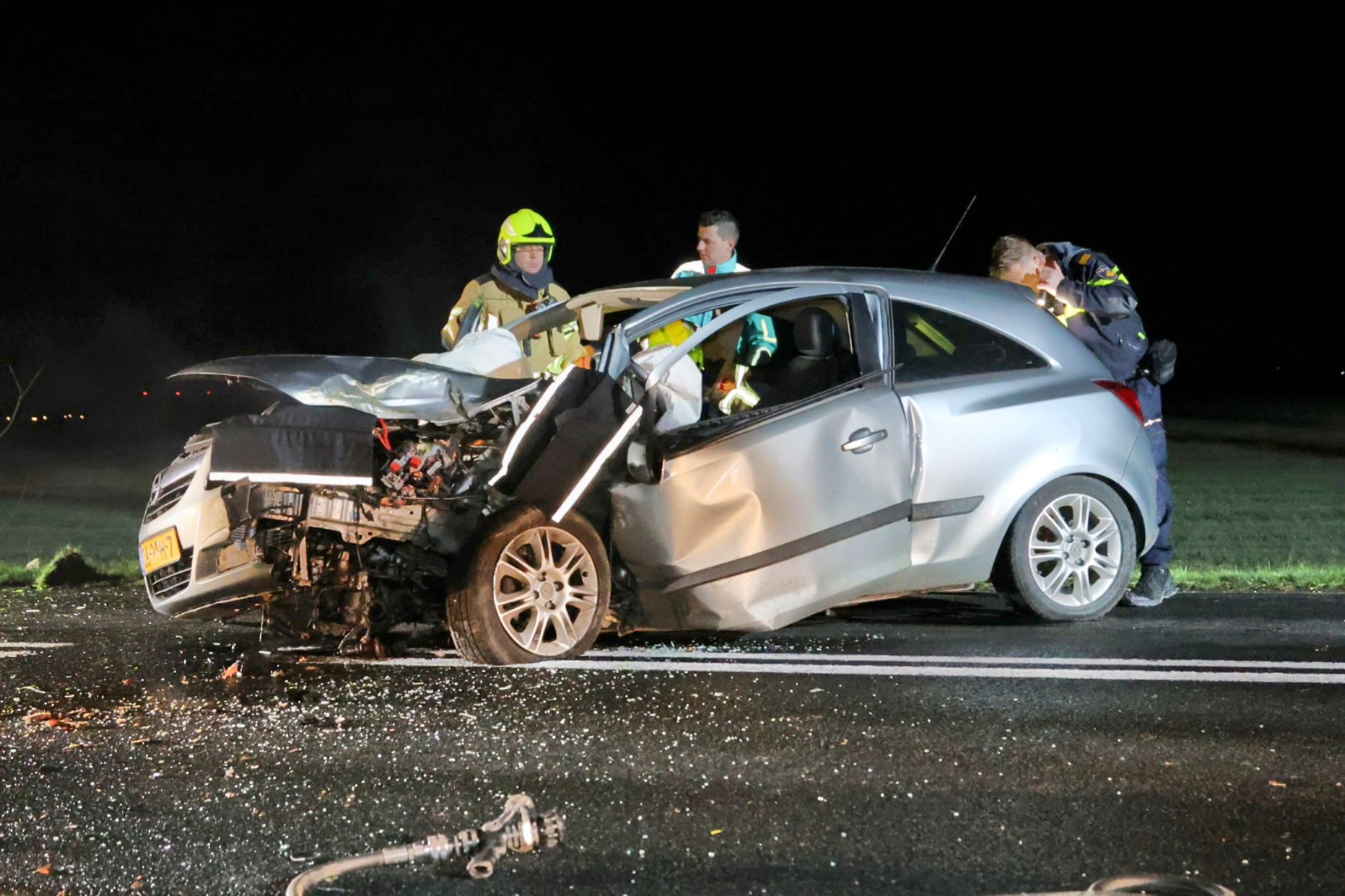 Auto crasht tegen boom, bestuurder gewond
