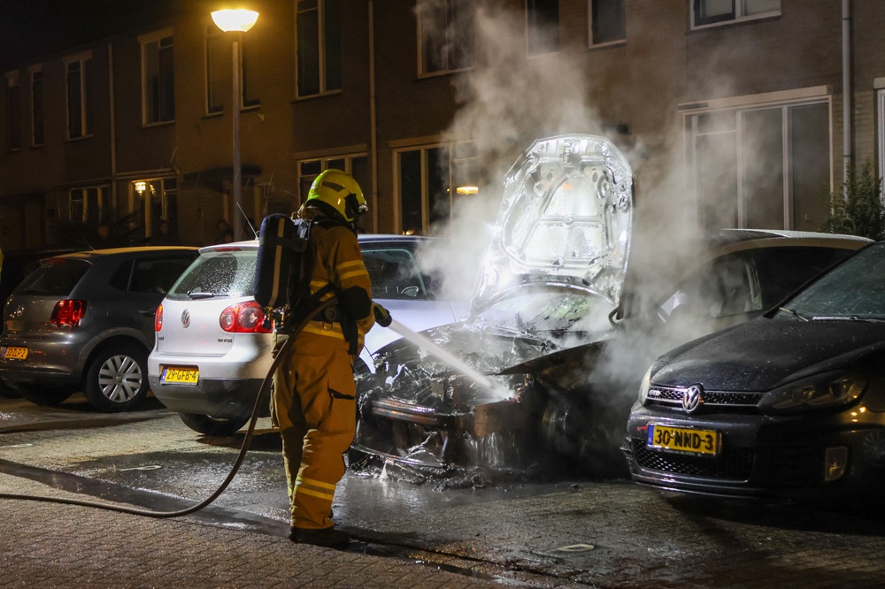 Auto uitgebrand, politie onderzoekt brandstichting