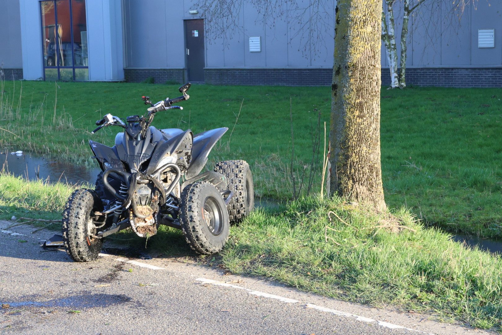 Jongen op quad botst tegen boom