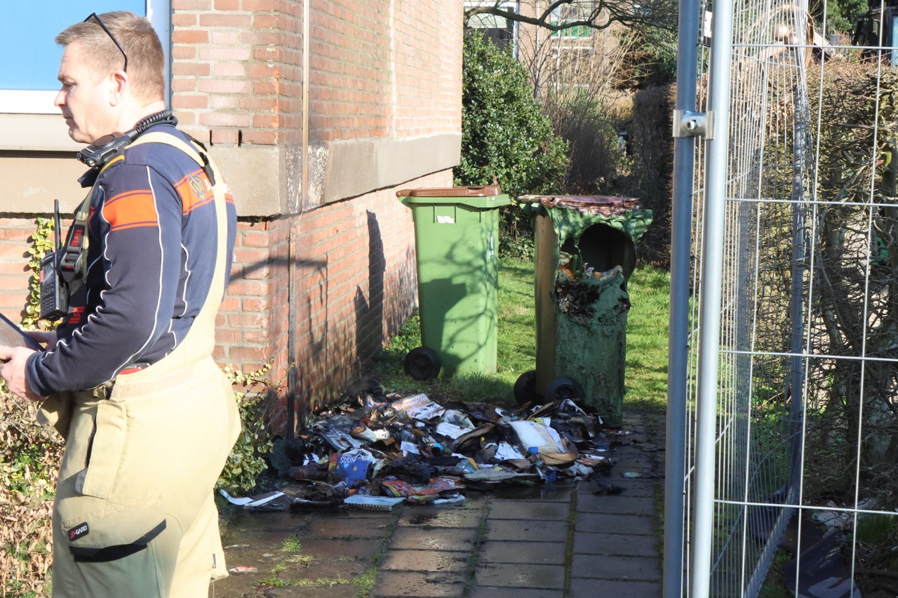 Containerbrand naast flat snel geblust