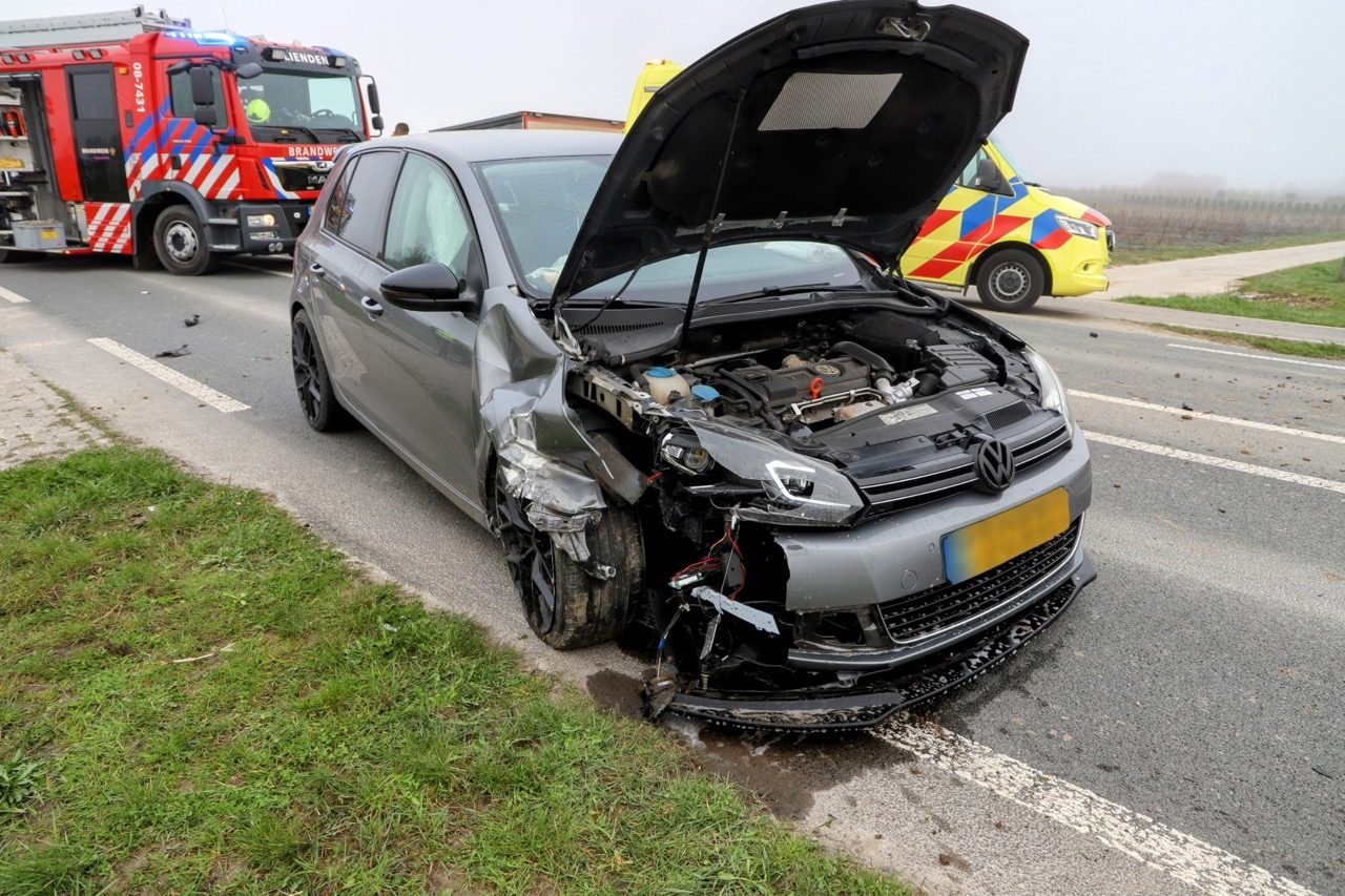 Botsing tussen bus en auto, aanhanger in sloot