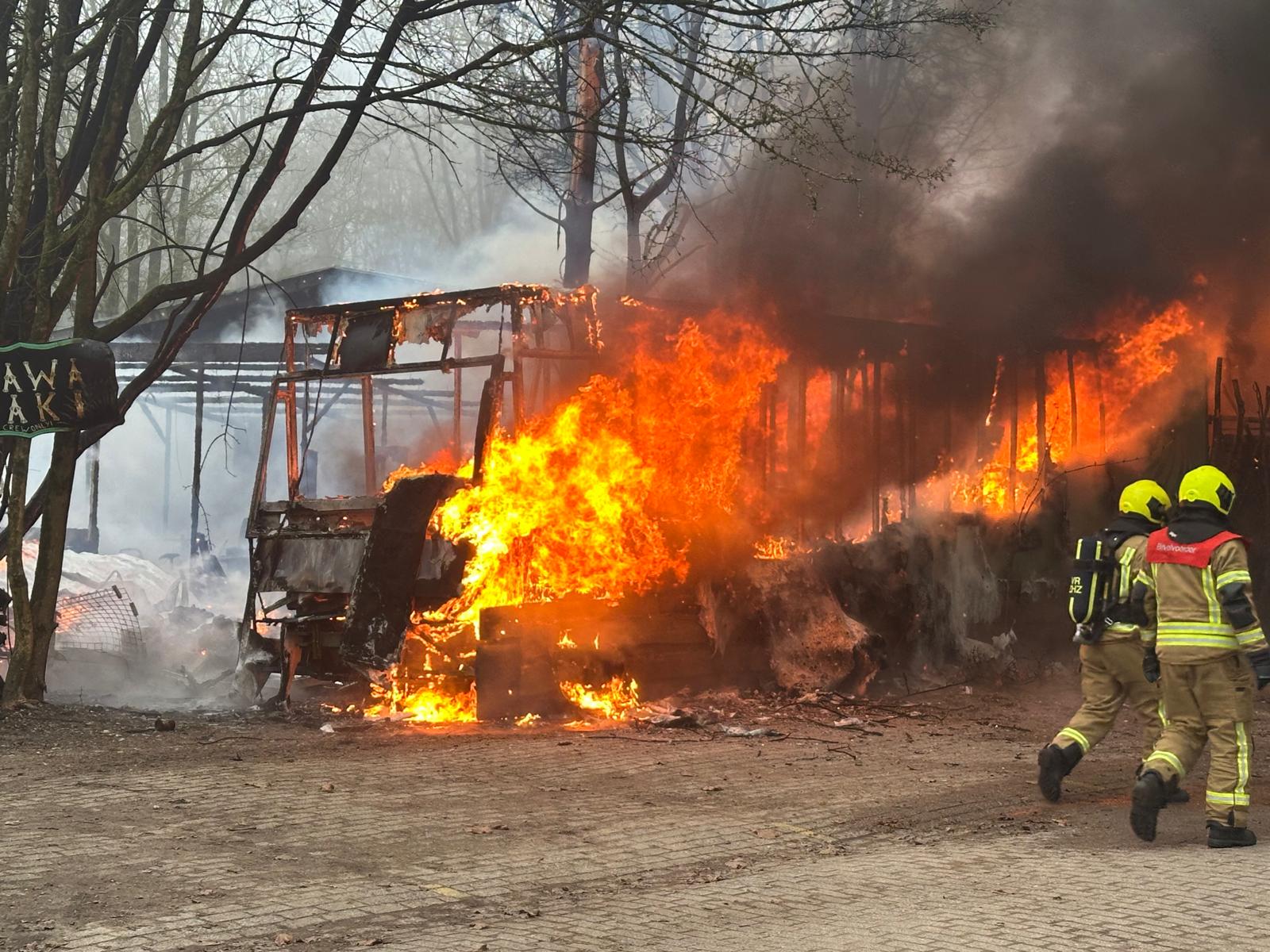 Grote brand op camping verwoest camper