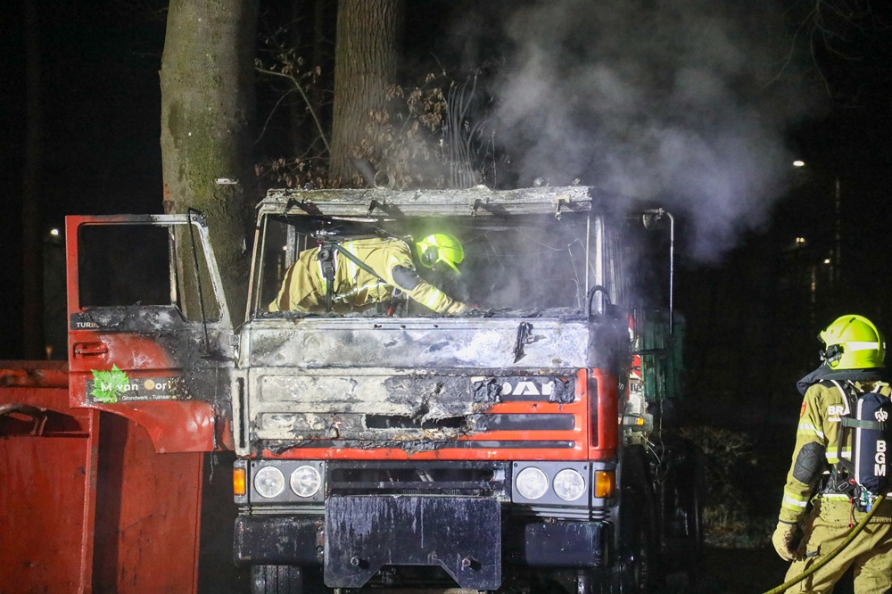 Vrachtwagen uitgebrand, politie onderzoekt brandstichting