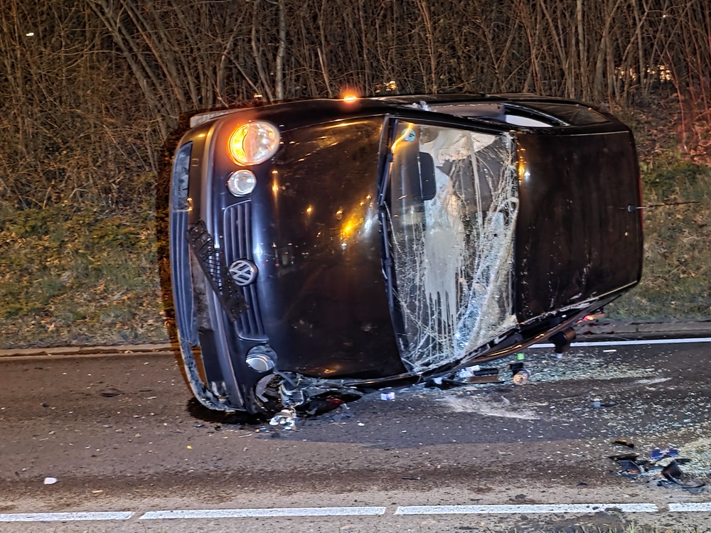 Auto op z’n kant na botsing tegen boom