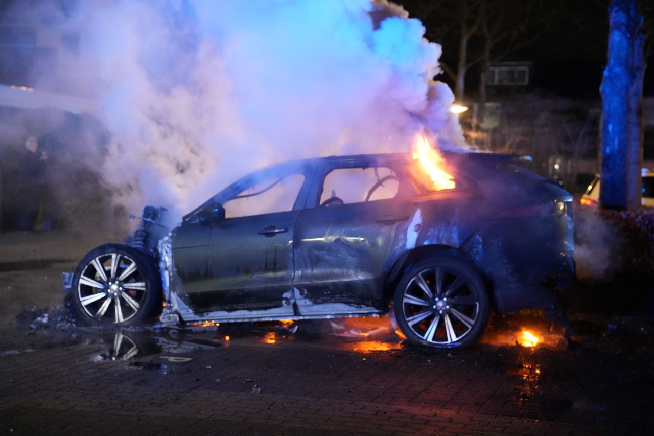 Auto uitgebrand, mogelijk aangestoken