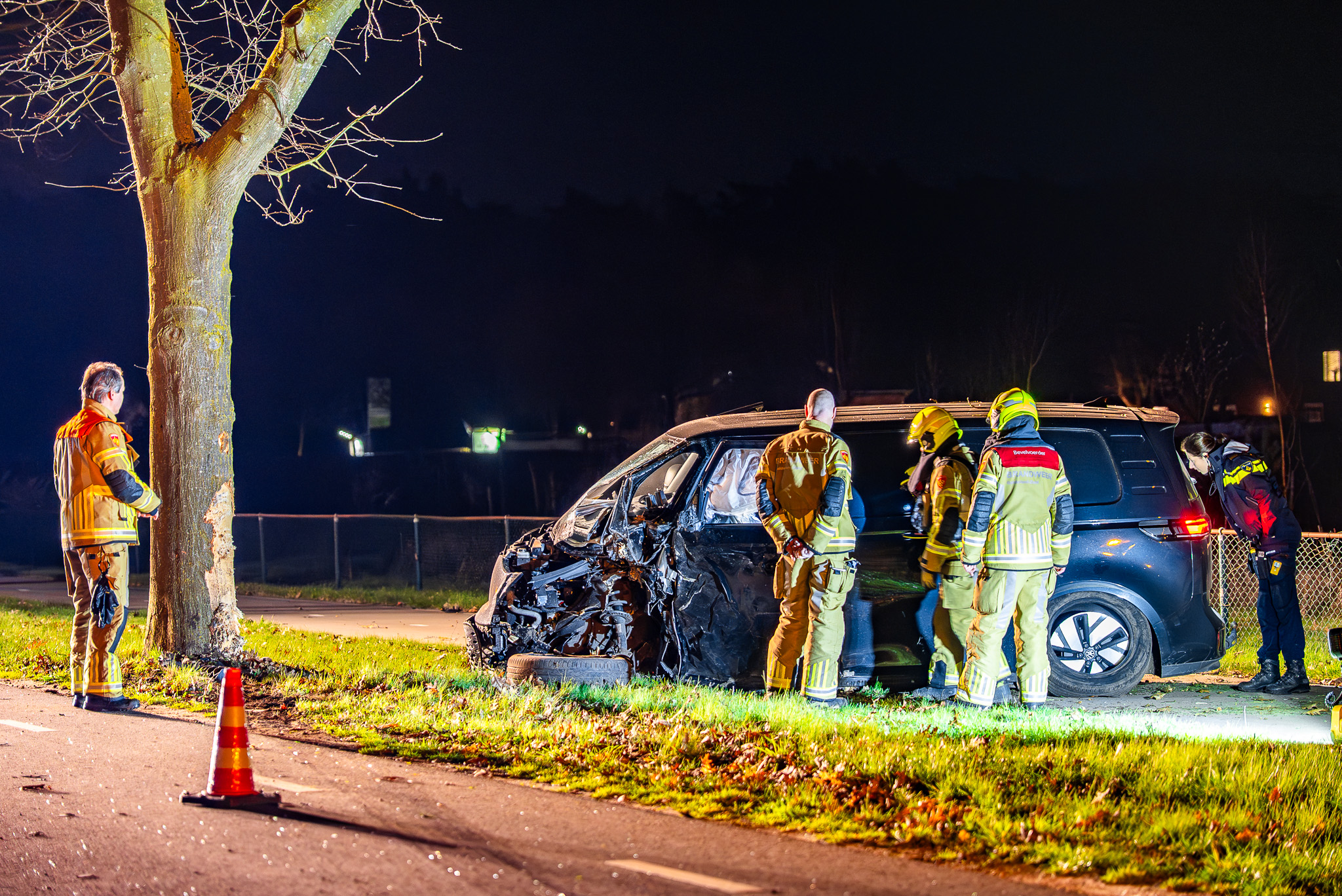 Bestelbus crasht tegen boom, bestuurder spoorloos