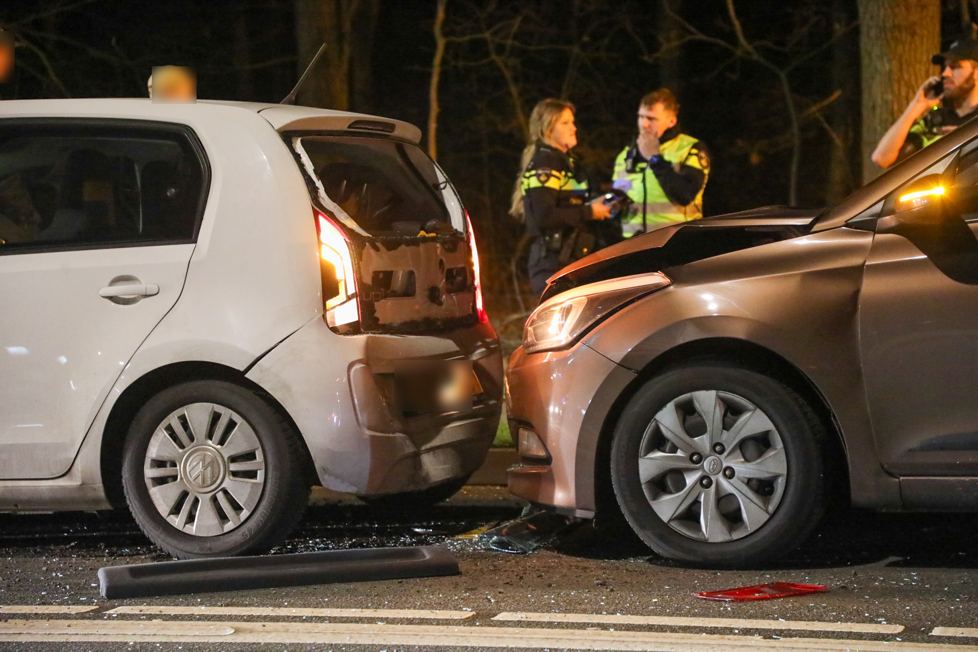 Vier auto’s botsen op elkaar, flinke schade