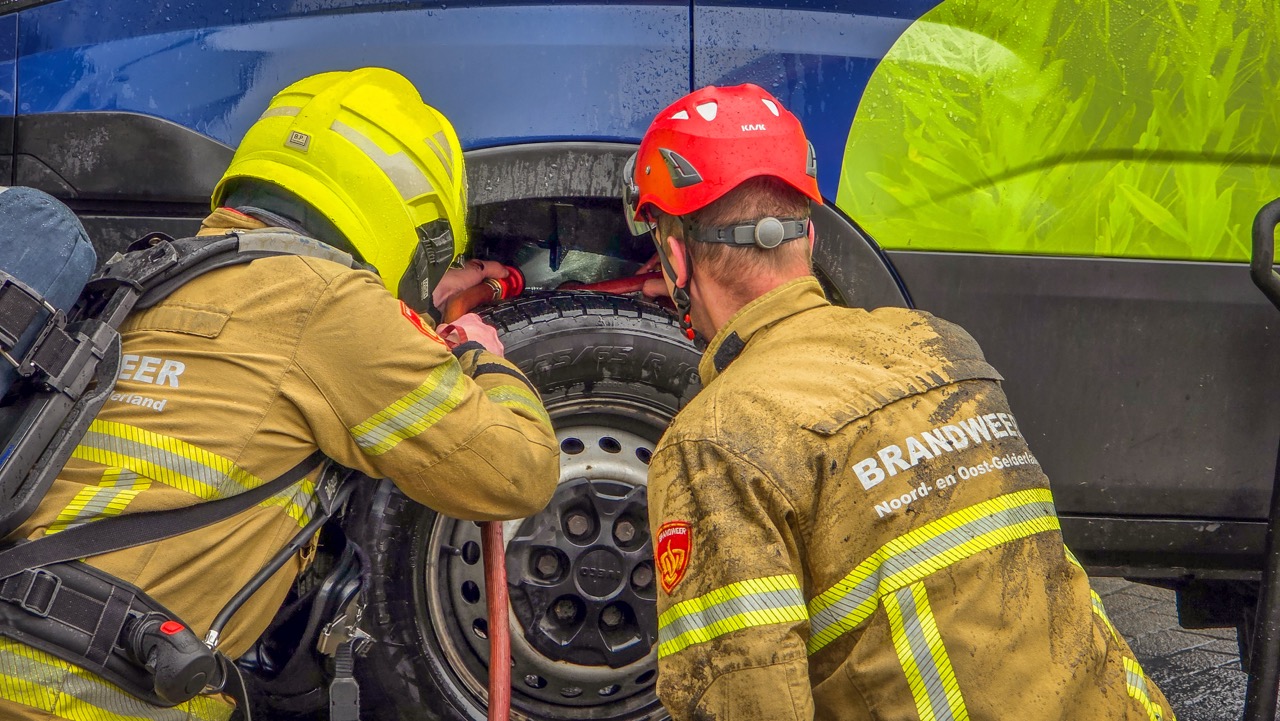 Brandweer blust smeulbrand in werkbus