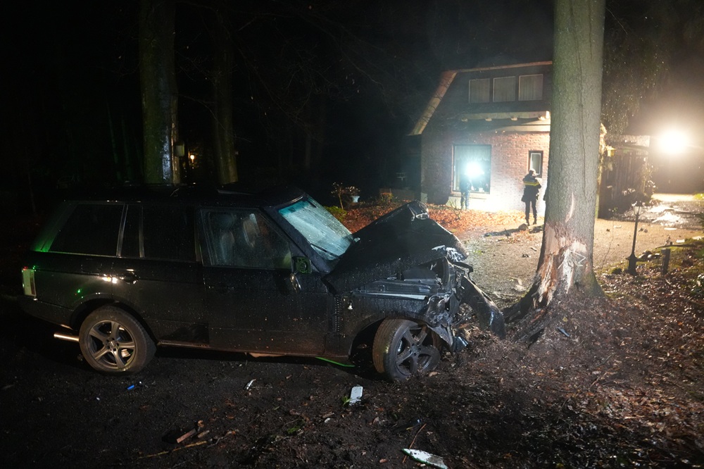 Auto crasht tegen boom in voortuin, bestuurder zwaargewond