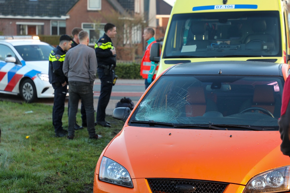 Fietser belandt op voorruit van auto bij aanrijding