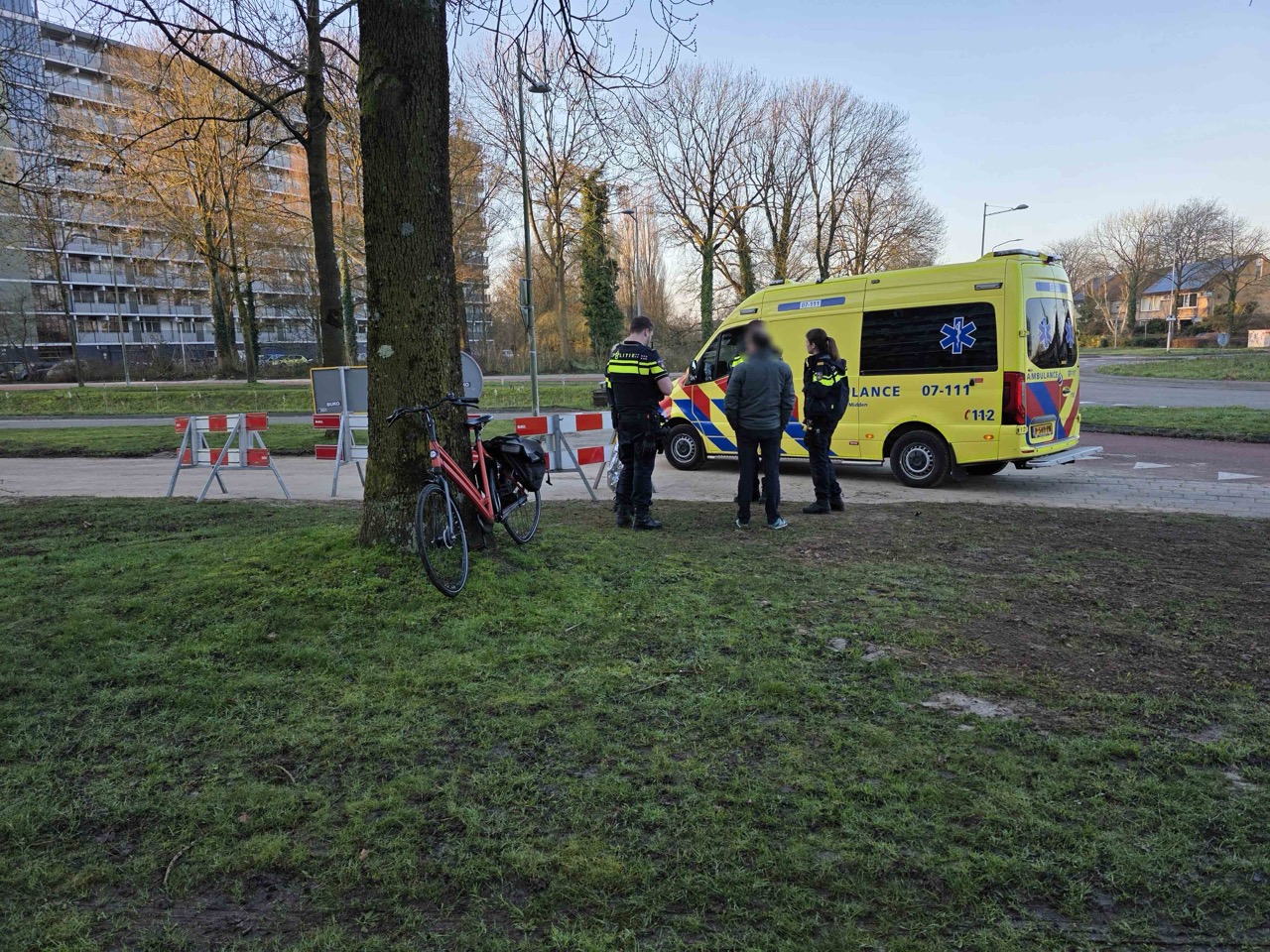 Aanrijding tussen auto en fiets op rotonde