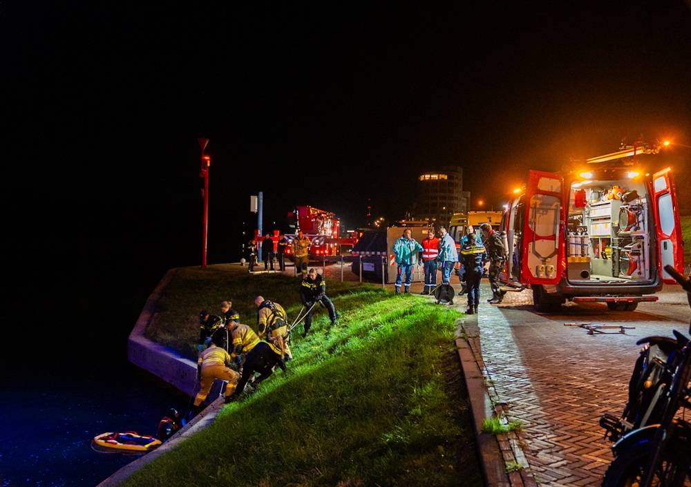 Persoon uit water gered na sprong van brug