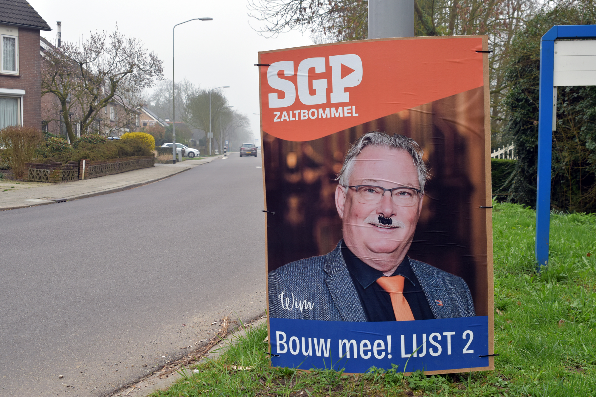Haatdragende uitingen op verkiezingsposters en wegdek