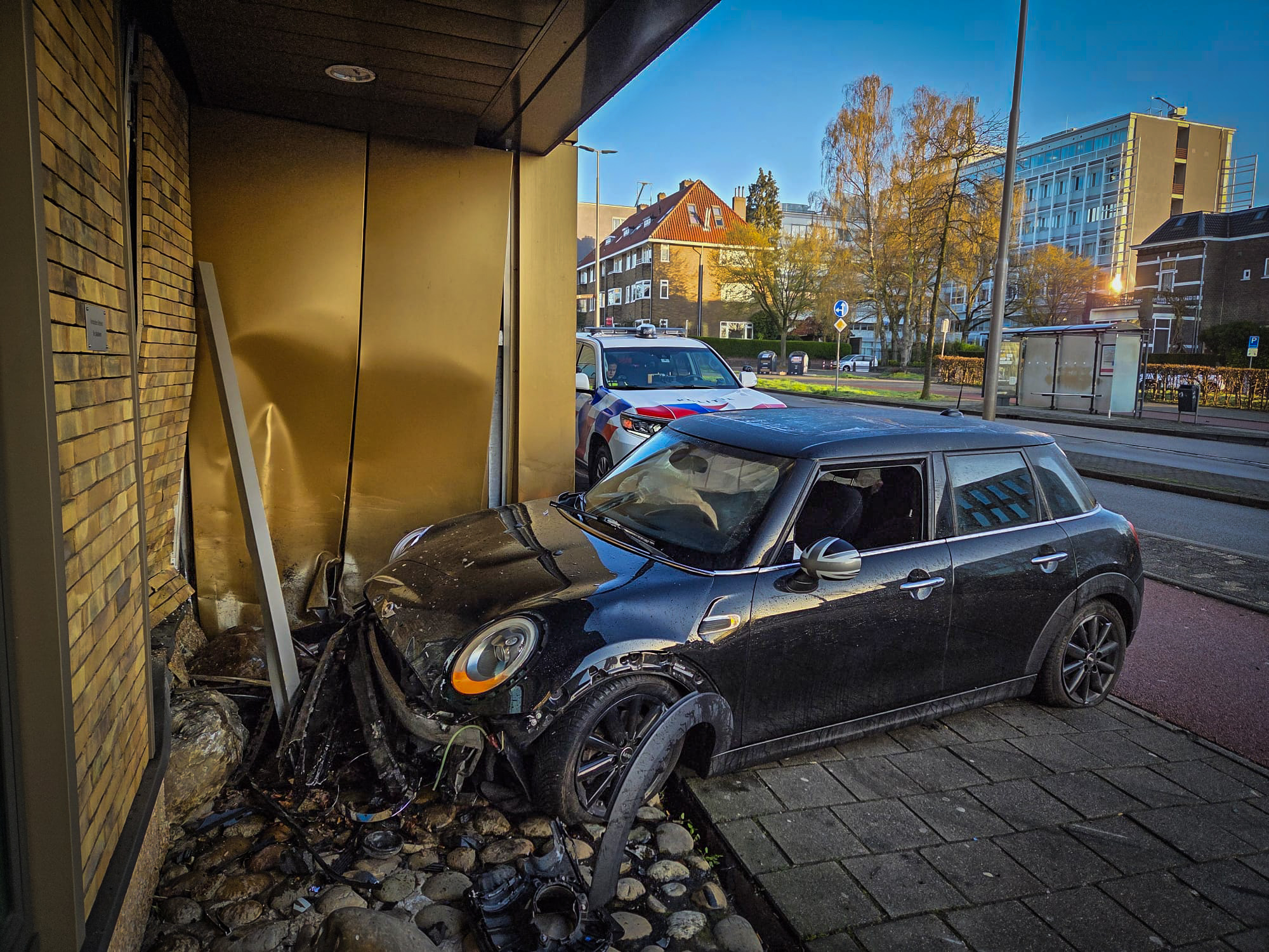 Auto botst tegen gevel van kantoorpand in Arnhem
