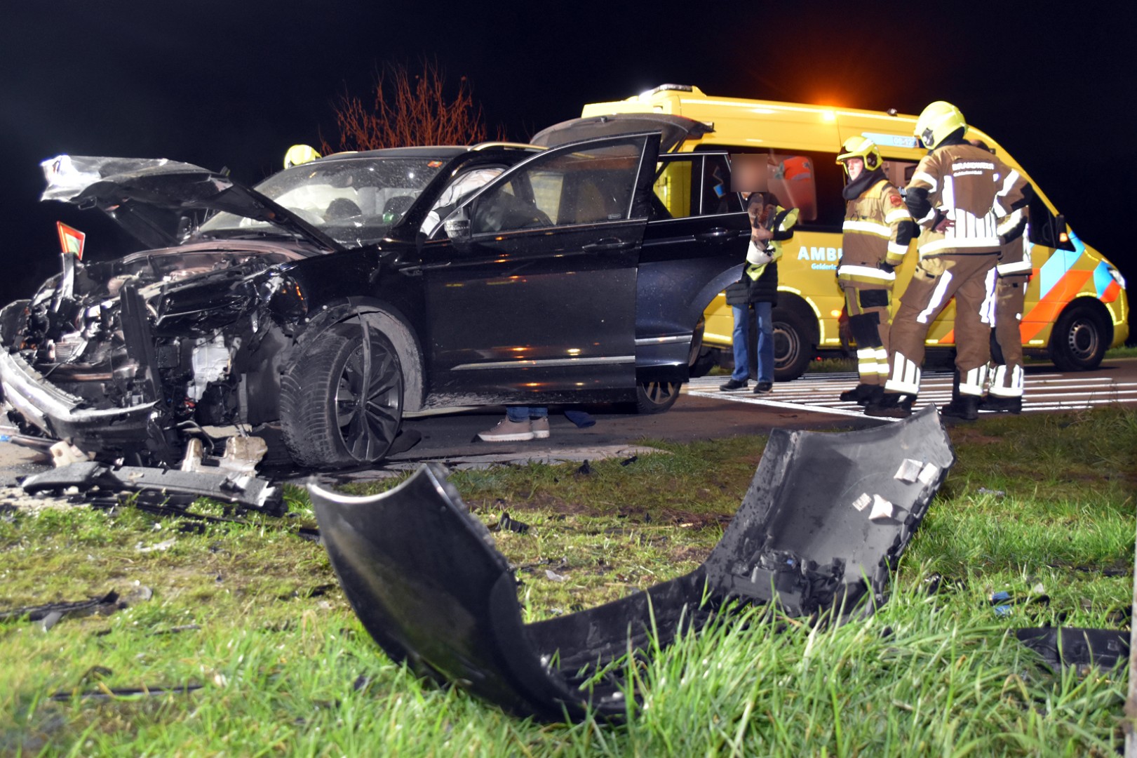 Bestuurster bevrijd na botsing tussen twee auto’s op kruising